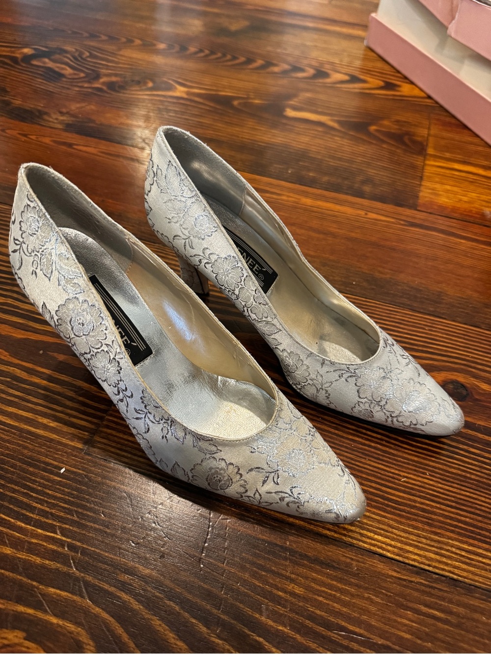 Women’s Vintage J Renee Floral Patterned Silver on White Satin Heels Size 7